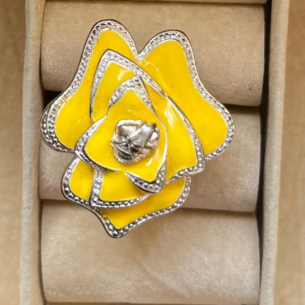 Vintage Chunky Yellow Enamel Flower Silver ToneCocktail Ring Size 7.5